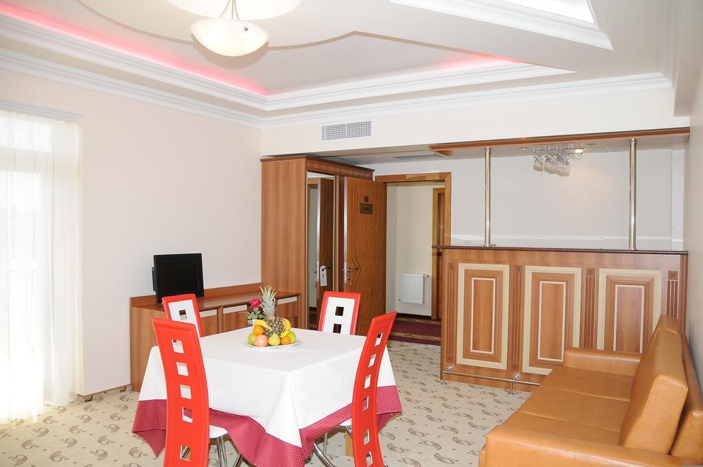 River Side Hotel Mingachevir Bilik gambar