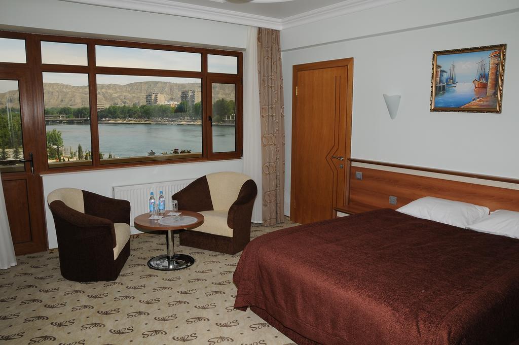 River Side Hotel Mingachevir Bilik gambar